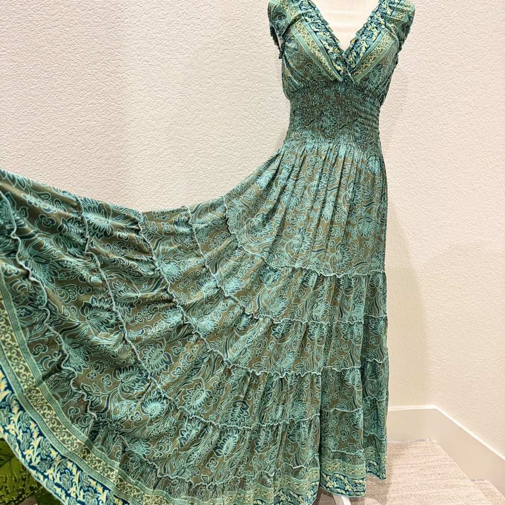 Green Paisley Maxi Dress with V-Neck and Elastic Waist and Sleeveless Design. - Picture 7 of 7